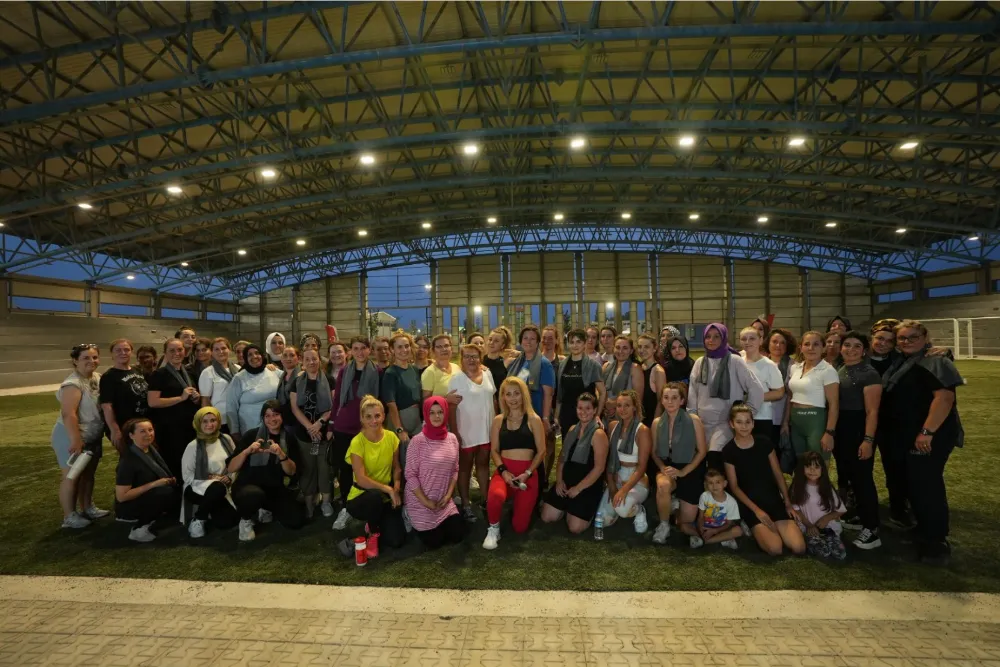 BALIKESİRLİ KADINLAR, STRESİNİ ZUMBA İLE ATIYOR