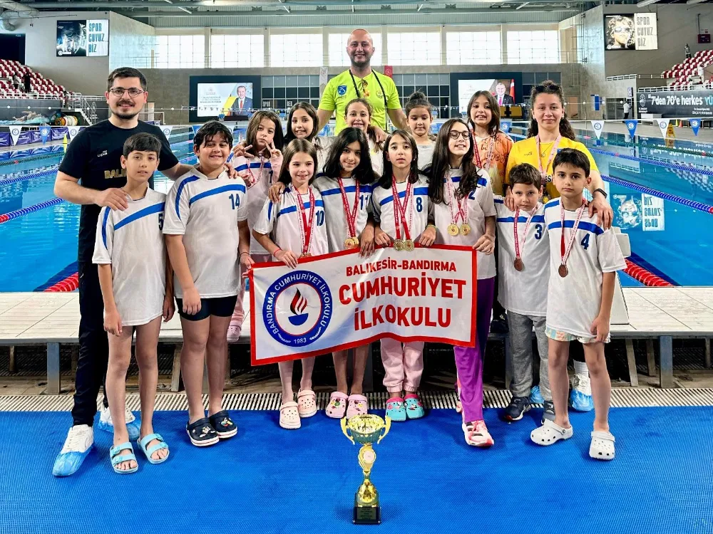  Büyükşehir’in minik kulaçları madalyaları topladı
