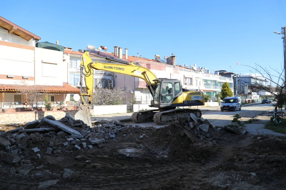 Burhaniye’de Yol Yenileme Çalışmaları Devam Ediyor