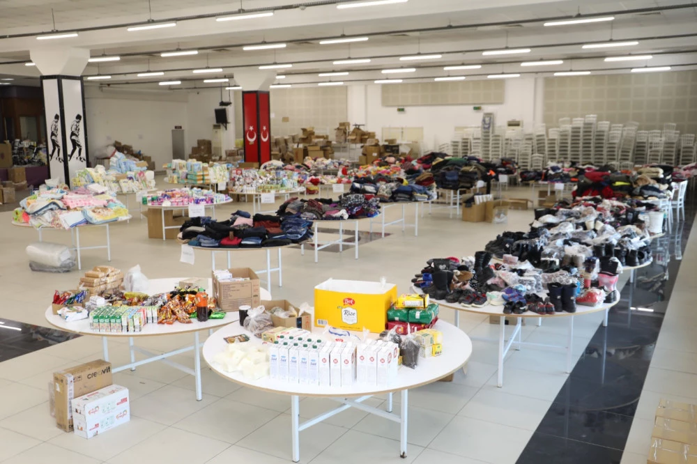 Burhaniye Belediyesi Depremzedelere 