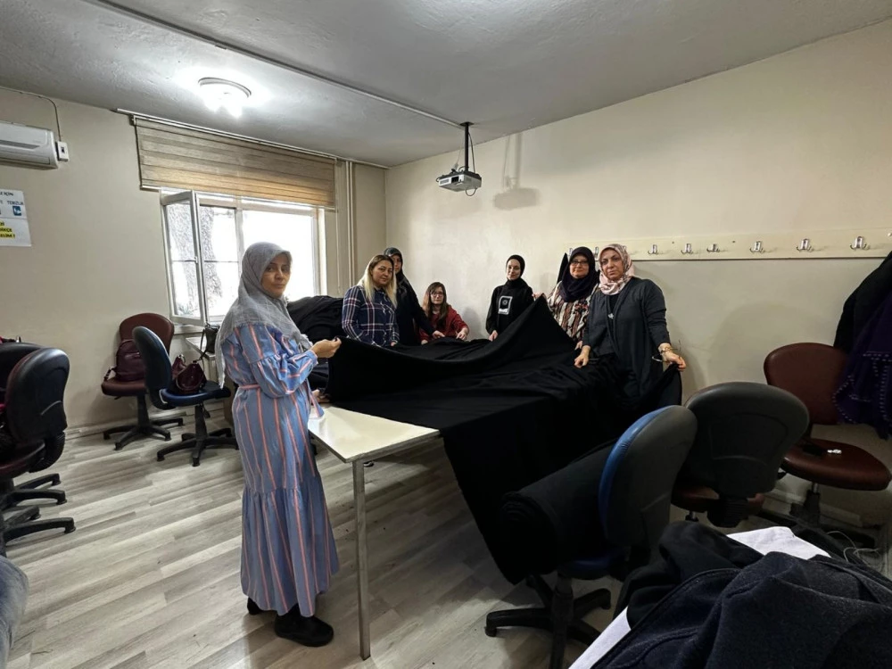 Dikiş Makinelerinin Başına Bu Kez Depremzedeler İçin Geçtiler