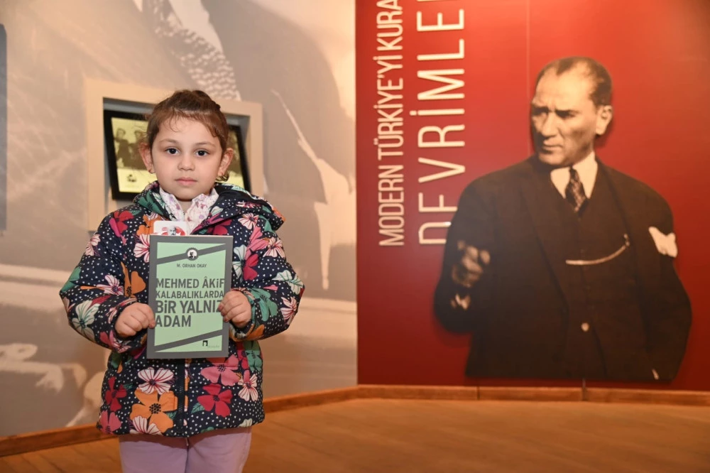 KARESİ ATATÜRK EVİ ZİYARETÇİLERİNE KİTAP SÜRPRİZİ